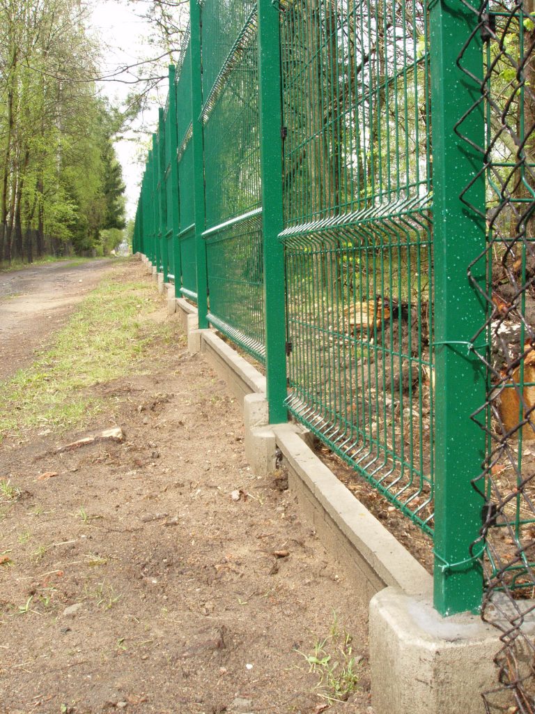 Panele ogrodzeniowe VEGA-B 1530 ,na słupach typu ALFA (RAL=6005) podmurówka z klasycznej płyty betonowej.