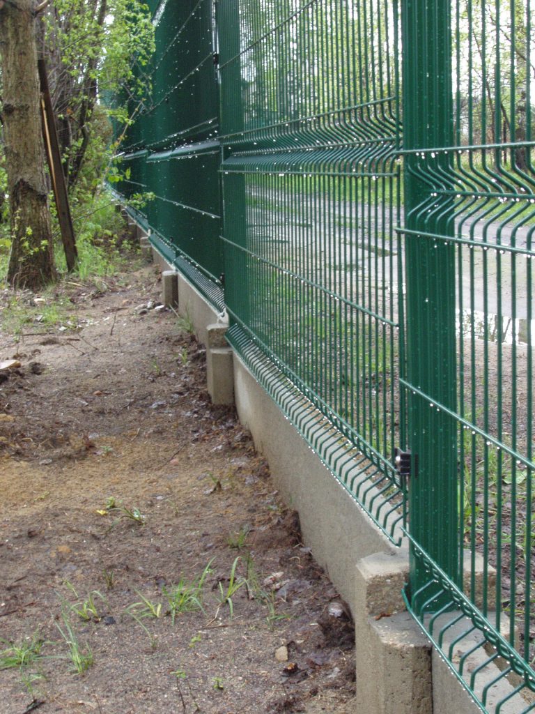 Panele ogrodzeniowe VEGA-B 1530 ,na słupach typu ALFA (RAL=6005) podmurówka z klasycznej płyty betonowej.