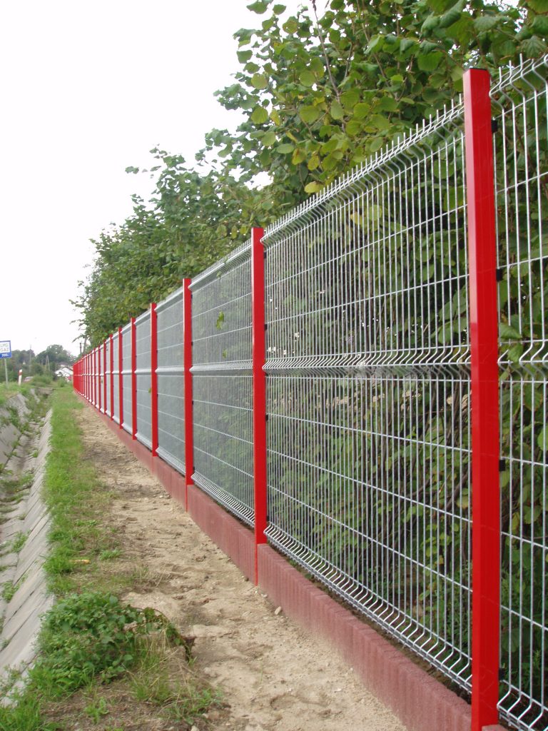 Panele ogrodzeniowe VEGA-B 1530 (ocynk) ,na słupach typu ALFA (RAL-3000) podmurówka w kolorze czerwonym z elementów betonowych typu PALINEA