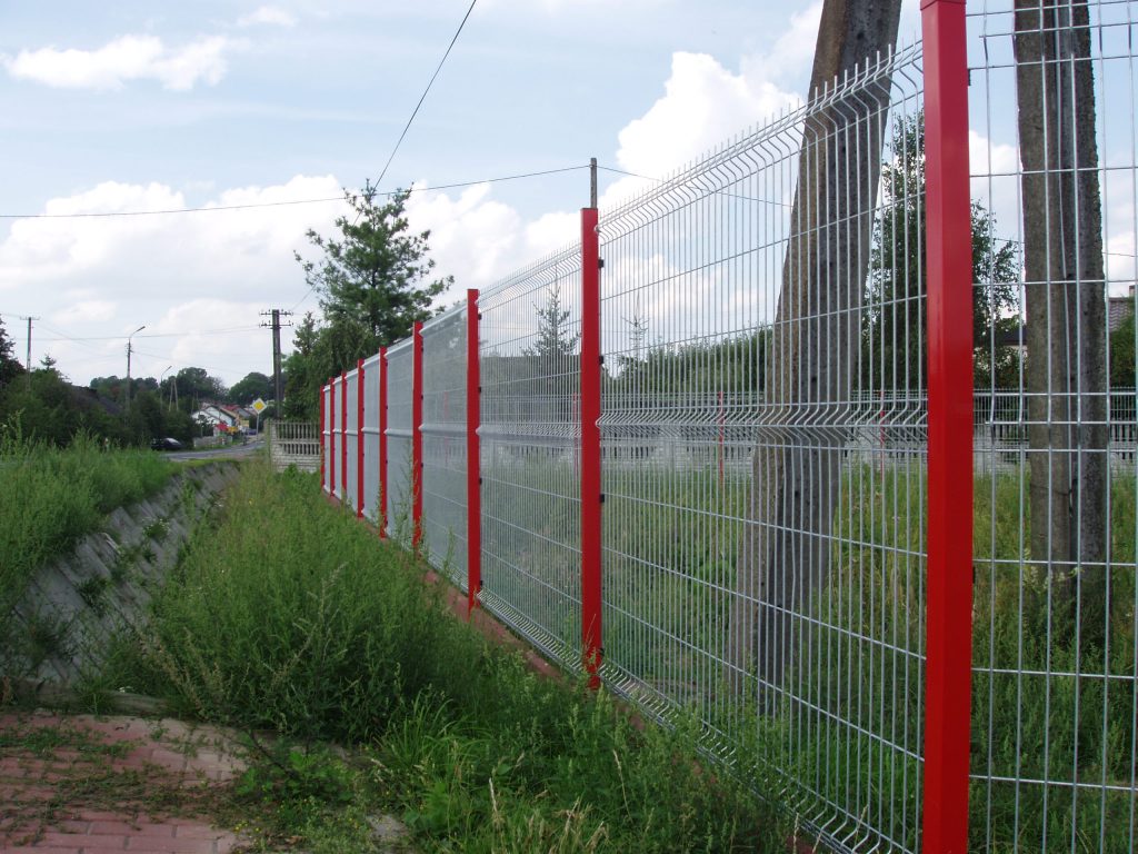 Panele ogrodzeniowe VEGA-B 1530 (ocynk) ,na słupach typu ALFA (RAL-3000) podmurówka w kolorze czerwonym z elementów betonowych typu PALINEA