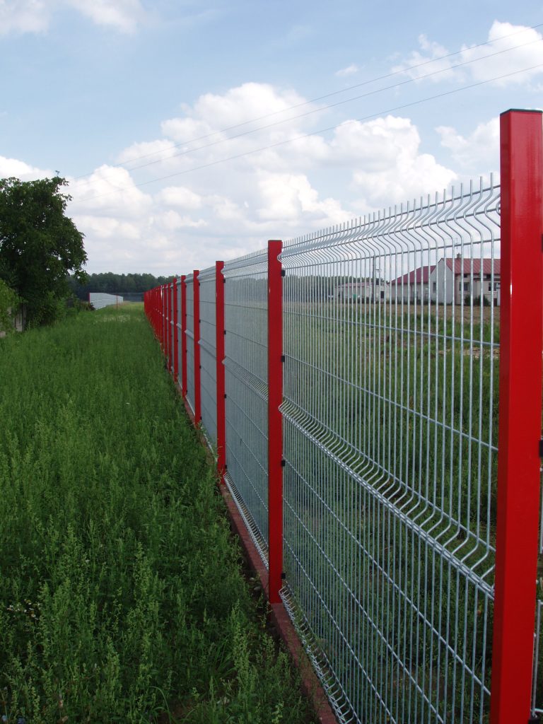 Panele ogrodzeniowe VEGA-B 1530 (ocynk) ,na słupach typu ALFA (RAL-3000) podmurówka w kolorze czerwonym z elementów betonowych typu PALINEA